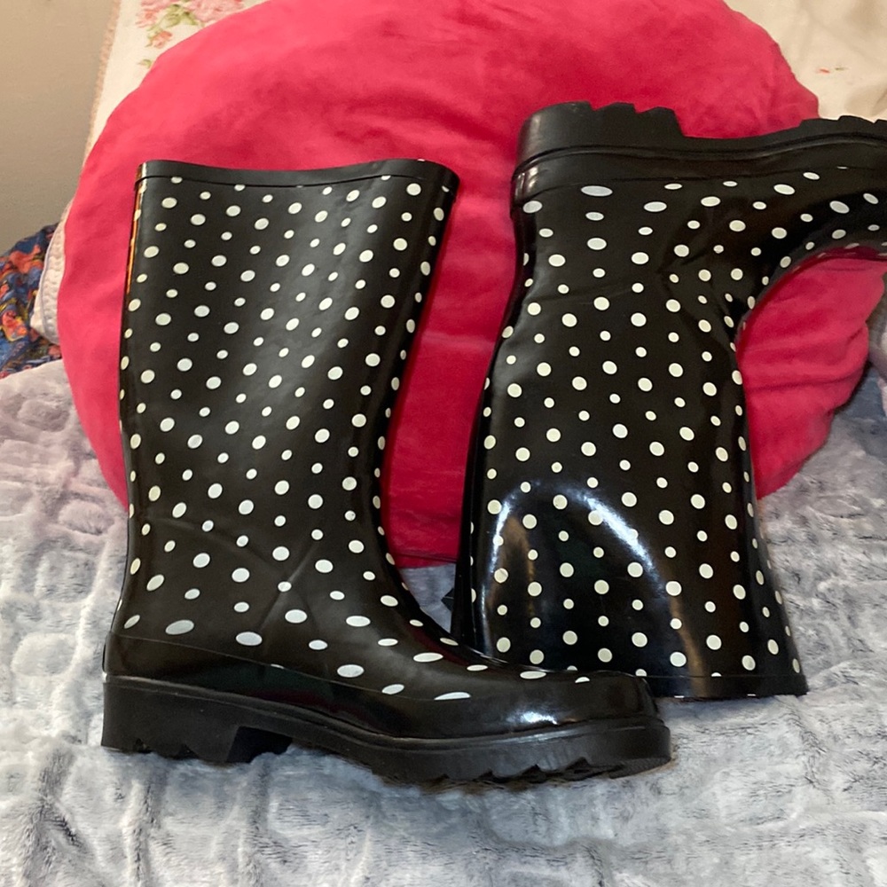 Womens Rain boots.